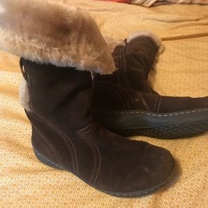 Women’s size 9 Brown Suede Bear Trap Boots